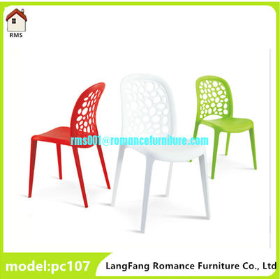 Silla de plástico blanca apilable para restaurante en oferta PC107