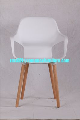 Silla de ocio con patas de madera de fábrica china y brazos de plástico PC613